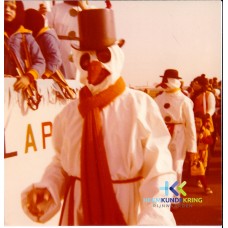 Carnaval 1976 Klaproosstraat 2de prijs chocolademelk uitdelen Coll. Lamers - Hendriks (1)